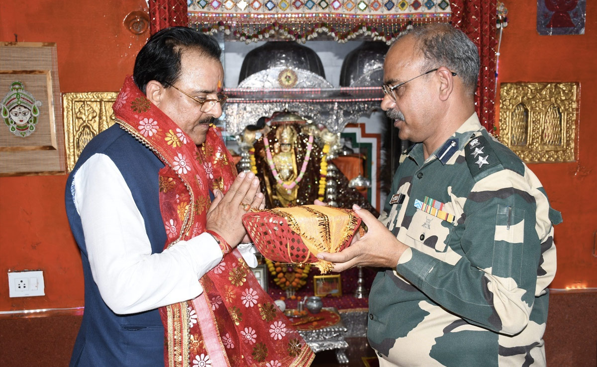 भारत-पाक बॉर्डर पर पहुंचे केंद्रीय मंत्री अजय भट्ट, BSF जवानों संग तनोट मंदिर में की पूजा