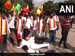 कर्नाटक बंद: हाथों में झाड़ू और खाली मटके लिए जता रहे विरोध, हिरासत में 50 से ज्यादा प्रदर्शनकारी कर्नाटक बंद: हाथों में झाड़ू और खाली मटके लिए जता रहे विरोध, हिरासत में 50 से ज्यादा प्रदर्शनकारी