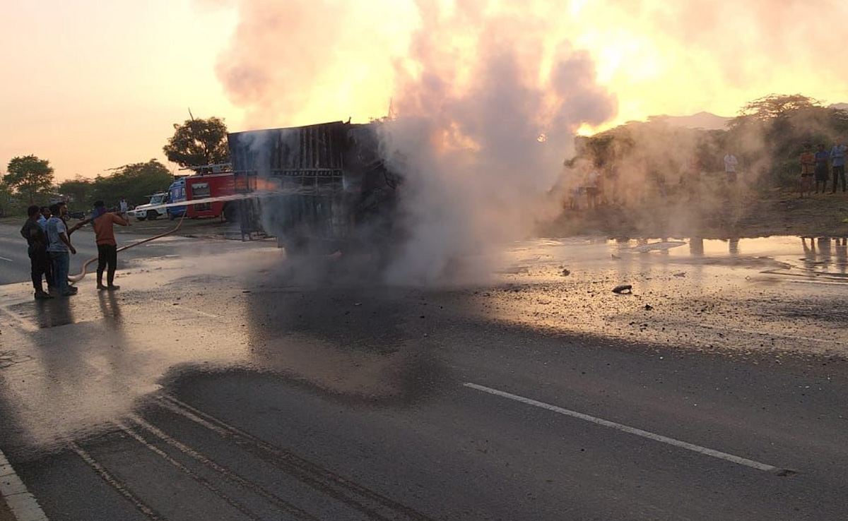 जलकर स्वाहा हुई कंटेनर पर सवार 50 स्कूटी, आगजनी में झुलसे ड्राइवर की भी मौत
