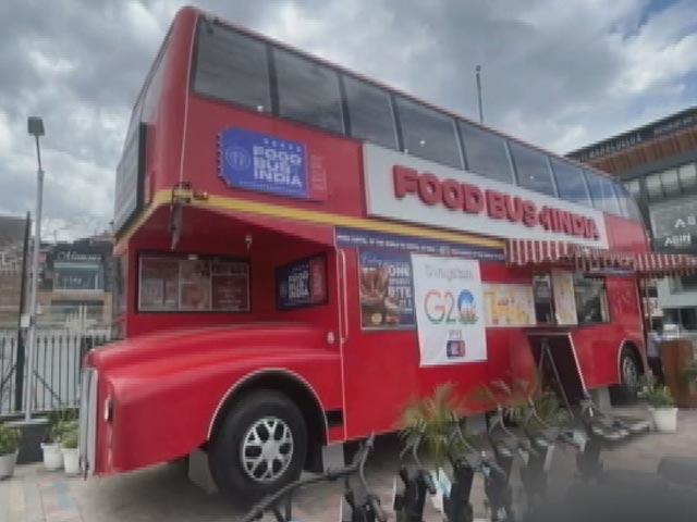 मेहमानों के लिए ख़ास व्यंजन तैयार किए डबल डेकर फूड बस ने