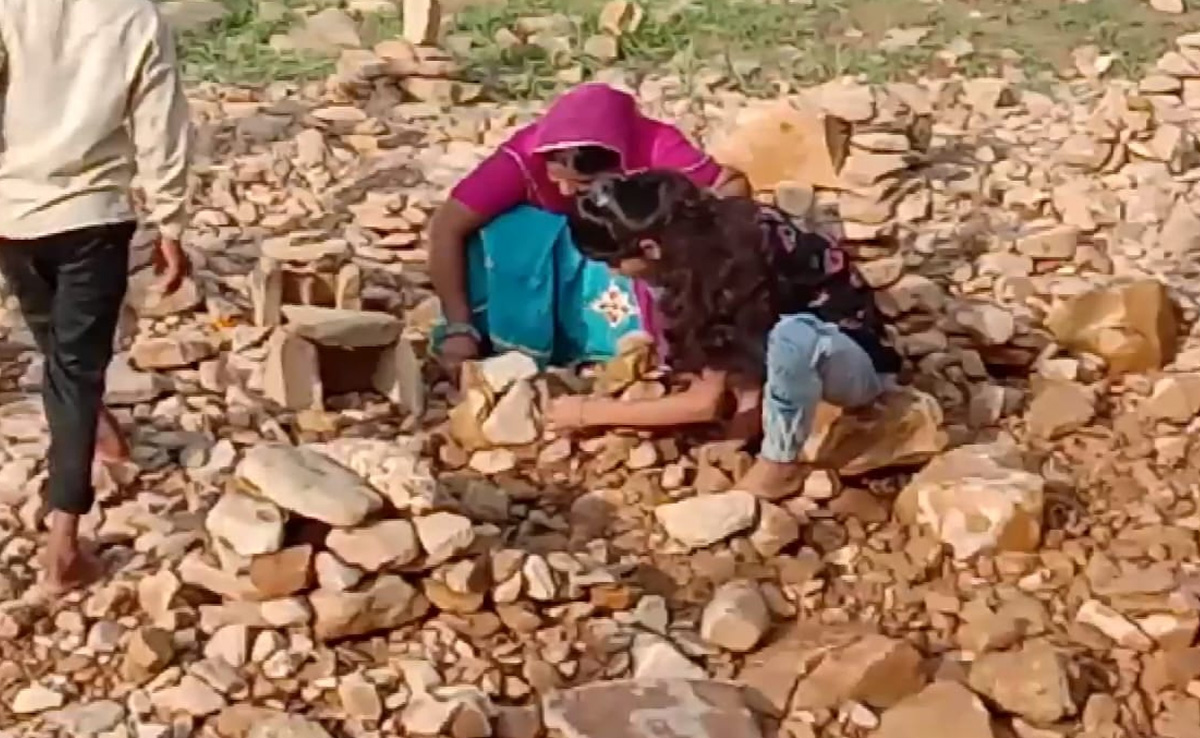 मंदिर परिसर में पत्थरों से भक्त बनाते हैं घर, फिर गजानन पूरी करते हैं मकान की मनोकामना