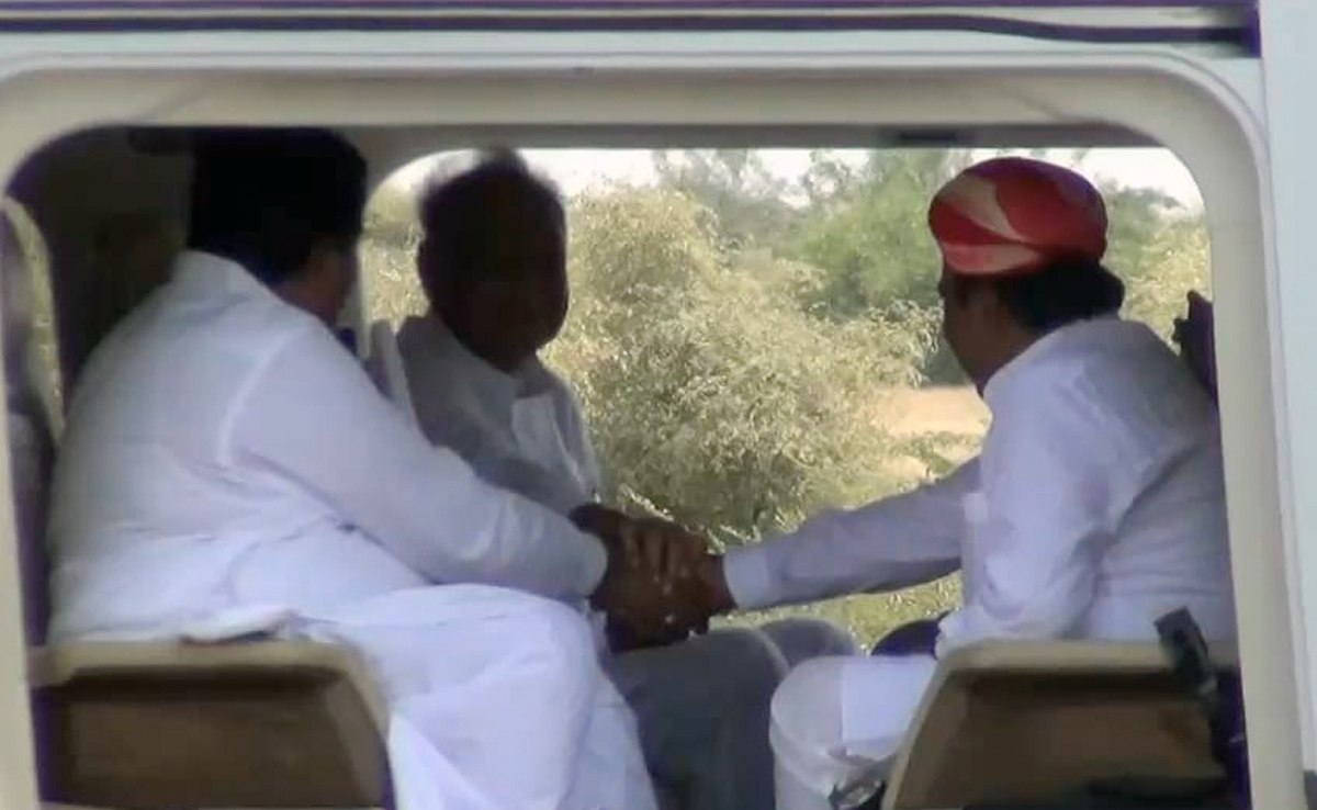 जैसलमेर में मंत्री सालेह और विधायक रूपाराम की लड़ाई ख़त्म, CM गहलोत ने दोनों के हाथ मिलवाए