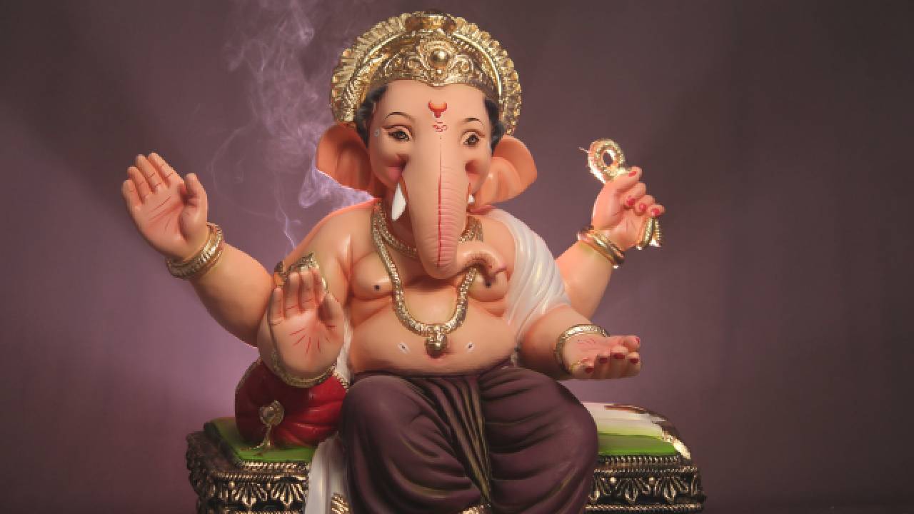 मुंबई में वंदे भारत एक्सप्रेस थीम पर बना पंडाल, वीडियो वायरल