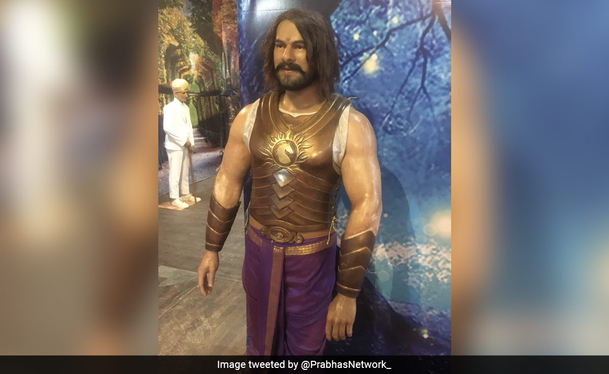 म्यूजियम में बाहुबली का स्टैच्यू देख सिर पीट लेंगे राजामौली, लोग बोले- ये प्रभास कम और खेसारी लाल ज्यादा लग रहा है