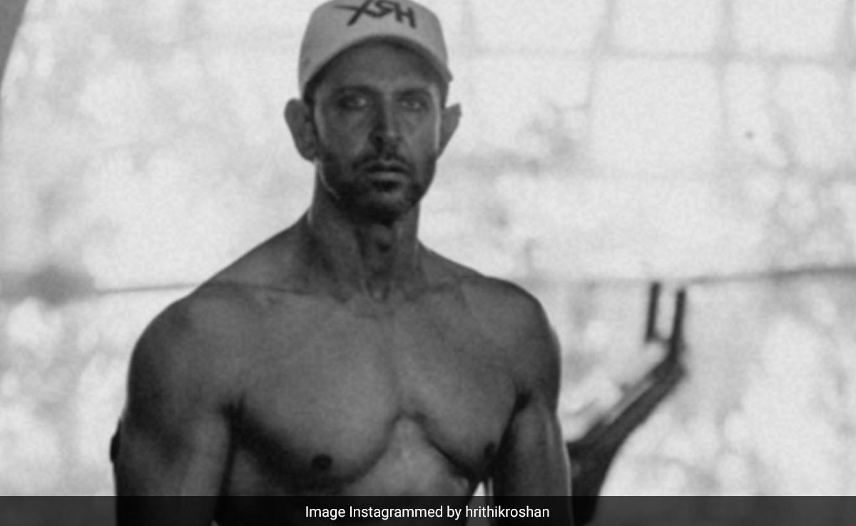 Hrithik Roshan's New Ab-Tastic Pic Prompts This Reaction From Girlfriend Saba Azad