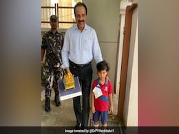 इसरो चीफ एस सोमनाथ को छोटे बच्चे ने दिया खास तोहफा, अपने हाथ से बनाकर दिया विक्रम लैंडर का मॉडल इसरो चीफ एस सोमनाथ को छोटे बच्चे ने दिया खास तोहफा, अपने हाथ से बनाकर दिया विक्रम लैंडर का मॉडल
