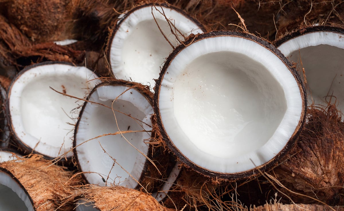 नारियल छीलने में होती है दिक्कत, अपनाएं ये आसान तरीका 2 मिनट में छील जाएगा ताजा नारियल!