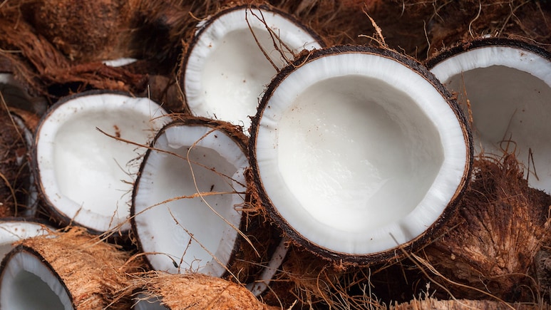 नारियल छीलने में होती है दिक्कत, अपनाएं ये आसान तरीका 2 मिनट में छील जाएगा ताजा नारियल!