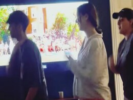 पाकिस्तानी एक्ट्रेस ने शाहरुख खान के गाने 'चलेया' पर किया डांस, पीछे दिख रहे थे किंग खान पाकिस्तानी एक्ट्रेस ने शाहरुख खान के गाने 'चलेया' पर किया डांस, पीछे दिख रहे थे किंग खान