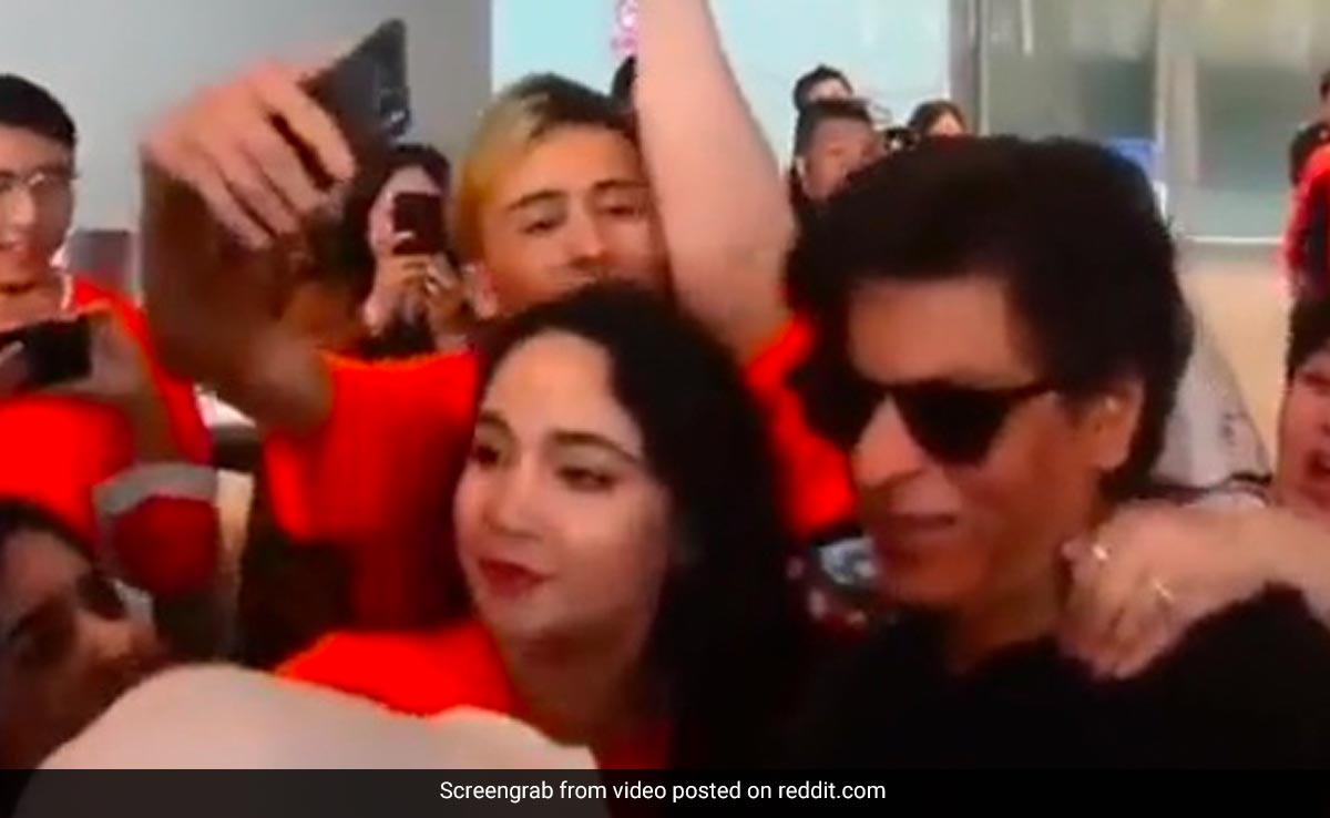 शाहरुख खान को जब घेर लिया फीमेल फैन्स ने, एक-एक करके करने लगीं किस- देखें क्या हुआ जवान का हाल