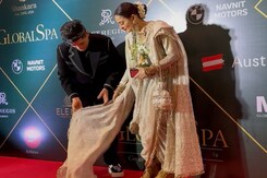 रेखा-मनीष मल्होत्रा के इस रेड कार्पेट मोमेंट ने बाकी सभी चीज़ों को किया ओवरशैडो रेखा-मनीष मल्होत्रा के इस रेड कार्पेट मोमेंट ने बाकी सभी चीज़ों को किया ओवरशैडो