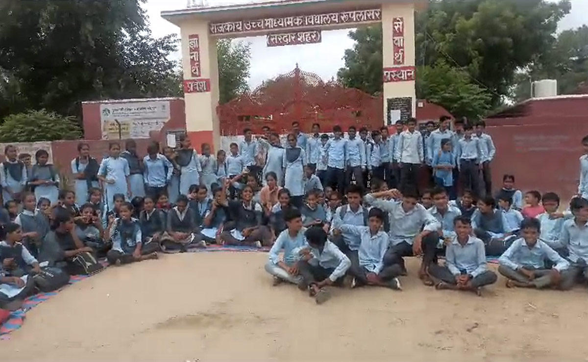 हेडमास्टर ने स्कूली बच्चों से अपने खेत में करवाया काम, विरोध-प्रदर्शन के बाद अब विभागीय जांच शुरू