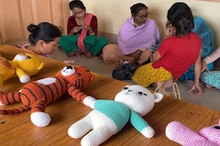 मणिपुर के राहत शिविरों में बनाई जा रहीं गुड़ियां, लोगों को अच्छी आमदनी की उम्मीद मणिपुर के राहत शिविरों में बनाई जा रहीं गुड़ियां, लोगों को अच्छी आमदनी की उम्मीद