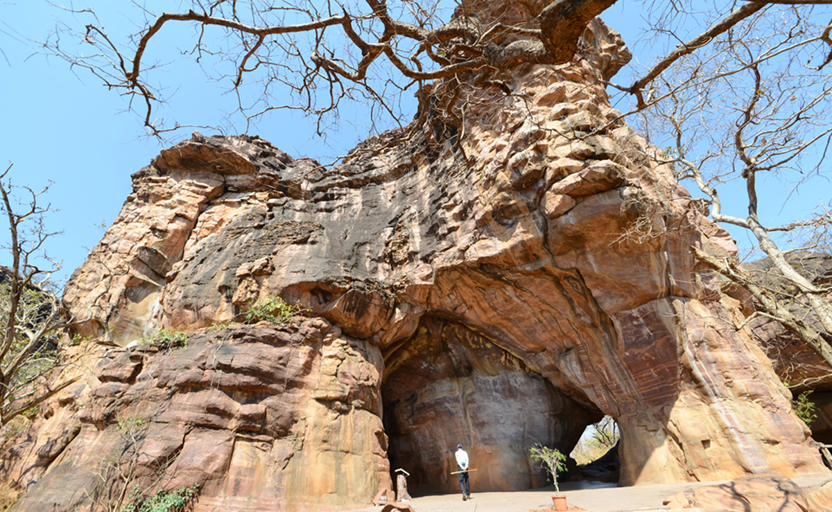 MP आएं तो भीमबेटका रॉक शेल्टर्स जरूर जाएं... 500 गुफाओं में मिलेंगी 3000 साल पुरानी चित्रकारी