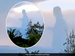 आसमान में अजीबोगरीब चीज को देख लोगों के उड़े होश, पूछा- आखिर ये है क्या आसमान में अजीबोगरीब चीज को देख लोगों के उड़े होश, पूछा- आखिर ये है क्या