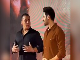 कार्तिक आर्यन को सलमान खान ने सिखाया कैसे देते हैं दबंग पोज, अब वीडियो हो रहा वायरल कार्तिक आर्यन को सलमान खान ने सिखाया कैसे देते हैं दबंग पोज, अब वीडियो हो रहा वायरल