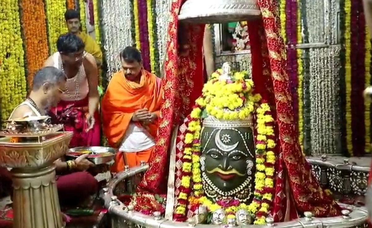 उज्जैन : देवेंन्द्र फडणवीस और ब्रजेश पाठक ने किए बाबा महाकाल के दर्शन