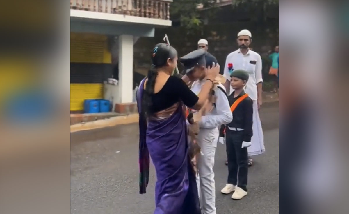 असली हिंदुस्तान : ‘मिलाद-ए-शरीफ’ के जुलूस में हिंदू महिला ने मुस्लिम बच्चे पर लुटाया 'प्यार', पहनाई नोटों की माला; देखें VIDEO