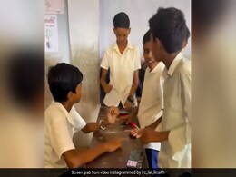 बच्चों ने स्कूल की डेस्क को ऐसे बजाया, स्टूडेंट्स ढोल समझकर लगे नाचने, लोग बोले- गजब टैलेंट है... बच्चों ने स्कूल की डेस्क को ऐसे बजाया, स्टूडेंट्स ढोल समझकर लगे नाचने, लोग बोले- गजब टैलेंट है...