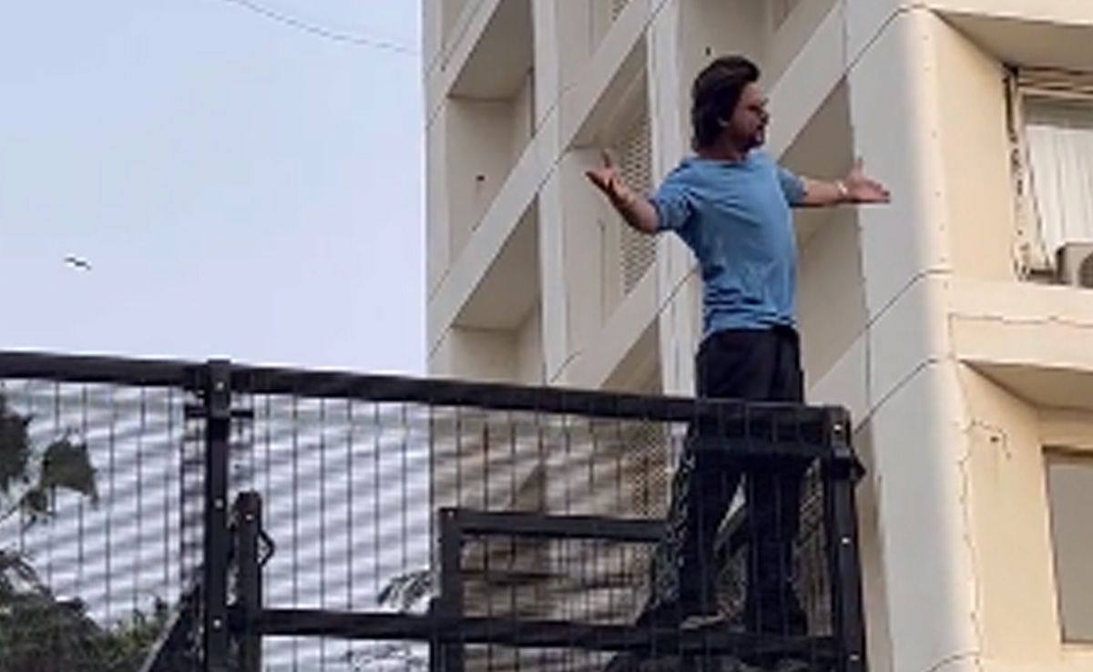 Shah Rukh Khan Charms Fans With A Surprise Appearance Outside Mannat, Strikes His Signature Pose. Watch