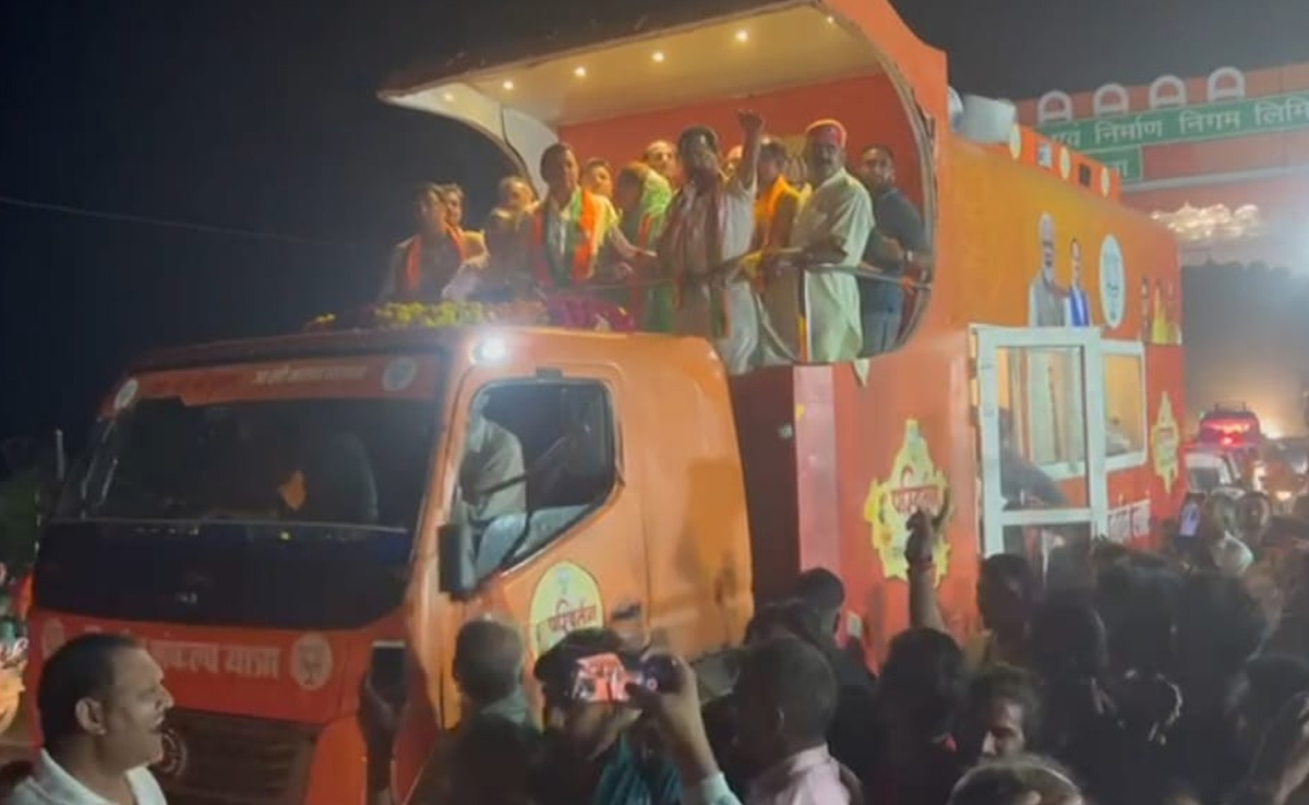 रथ से नीचे नहीं उतरे धामी तो BJP कार्यकताओं का फूटा गुस्सा, विधायक के खिलाफ जमकर हुई नारेबाजी