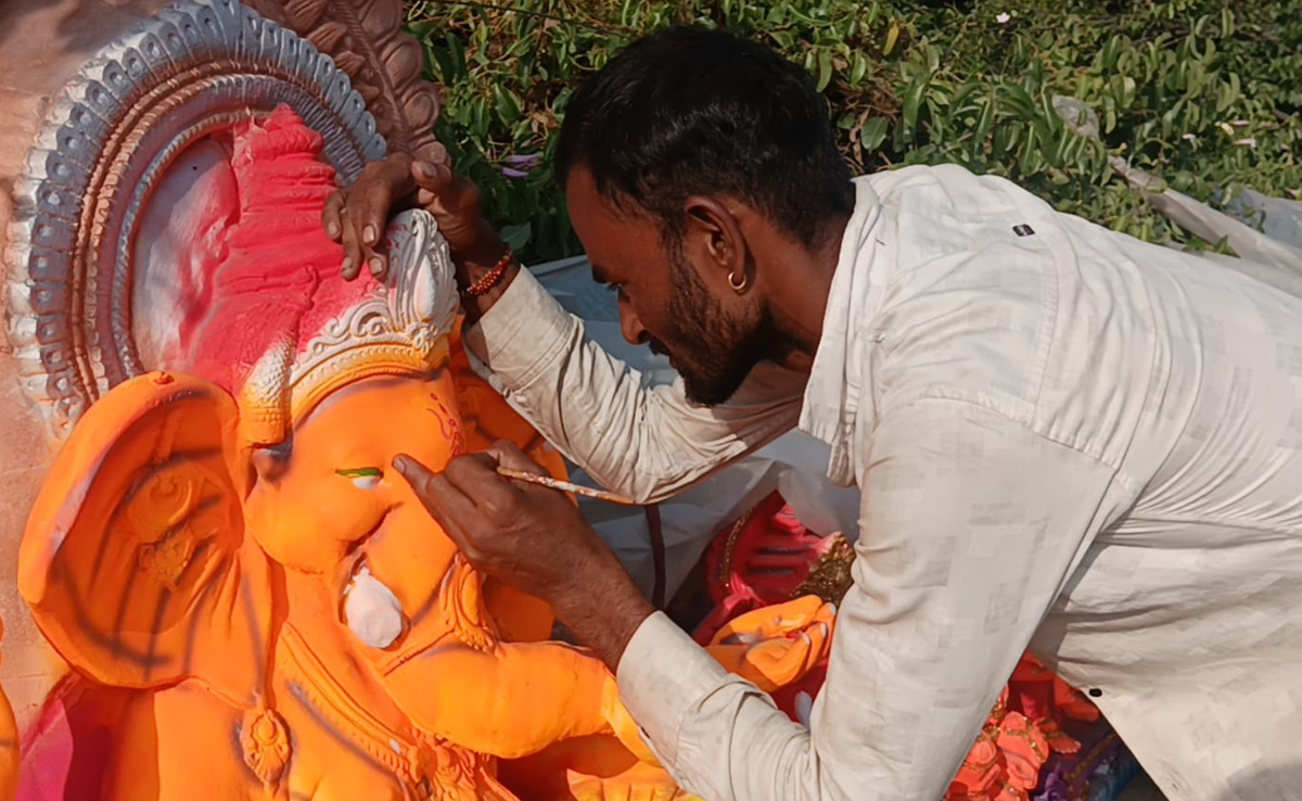 गणेश चतुर्थी की तैयारियां ज़ोरो पर, रंग-बिरंगे गजानन की मूर्तियों पर भी दिख रहा महंगाई का असर