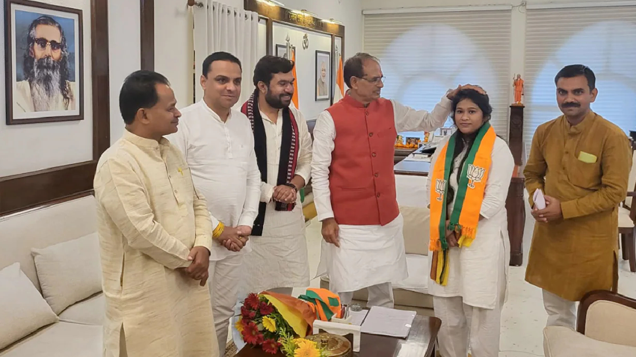 कमलनाथ के गढ़ में बीजेपी का बड़ा दांव, बीजेपी में शामिल हुईं मोनिका बट्टी