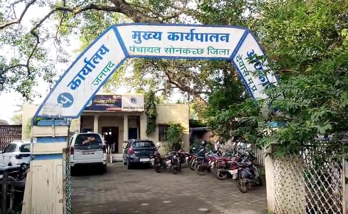 Dewas: महिला आरक्षण का मजाक बनाते पंचायत उपाध्यक्ष पति का Video Viral