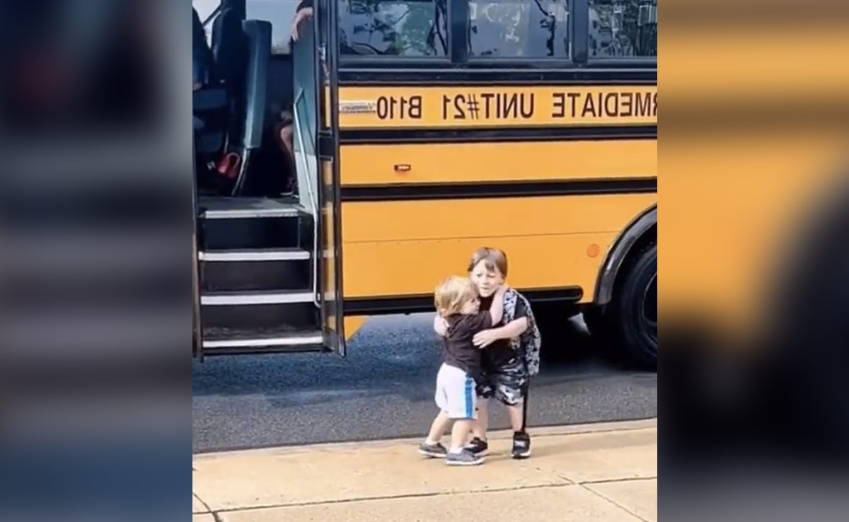 Viral Video : भाई को देखते ही गले लगा लिया, वीडियो देख लोगों ने कहा- दोनों में कितना प्यार है!