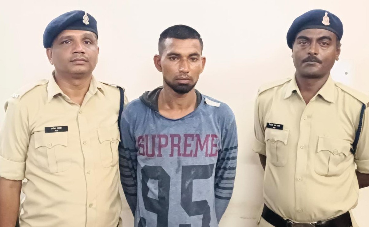 धमतरी:  हथियार लहरा कर लोगों को डरा धमका रहा था एक युवक, पुलिस ने किया गिरफ्तार