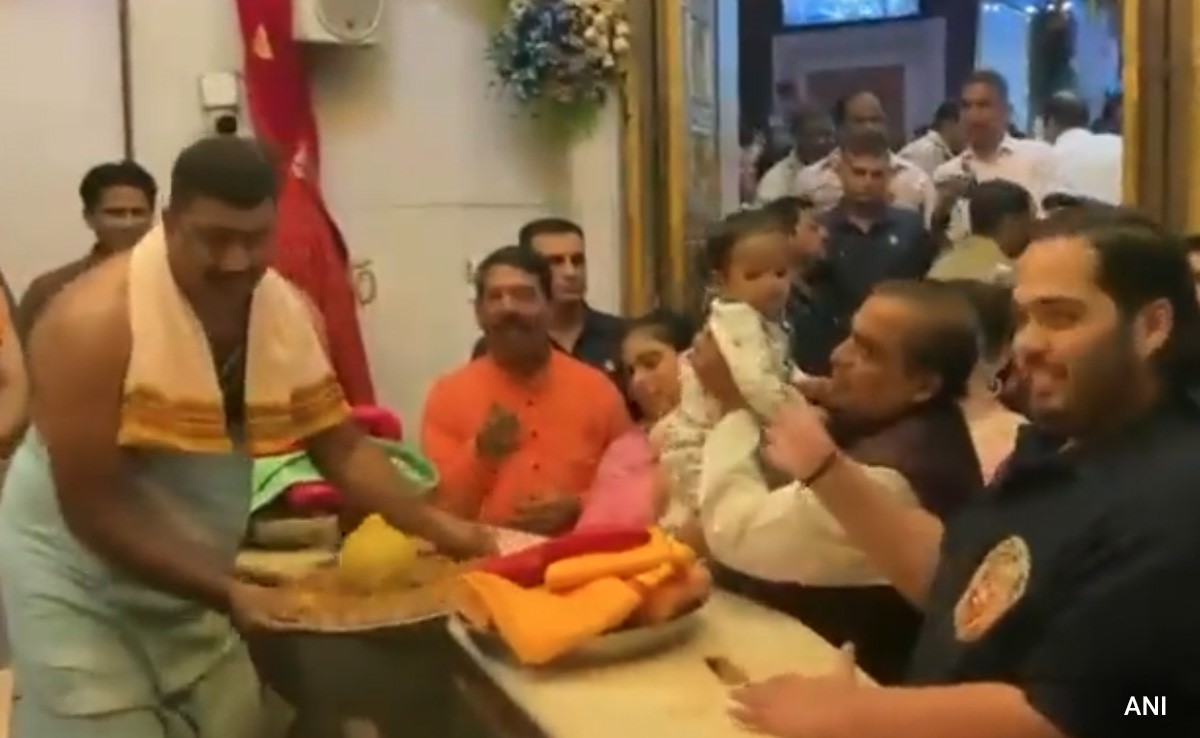 Video: Mukesh Ambani, Family Offer Prayers At Mumbai's Siddhivinayak Temple