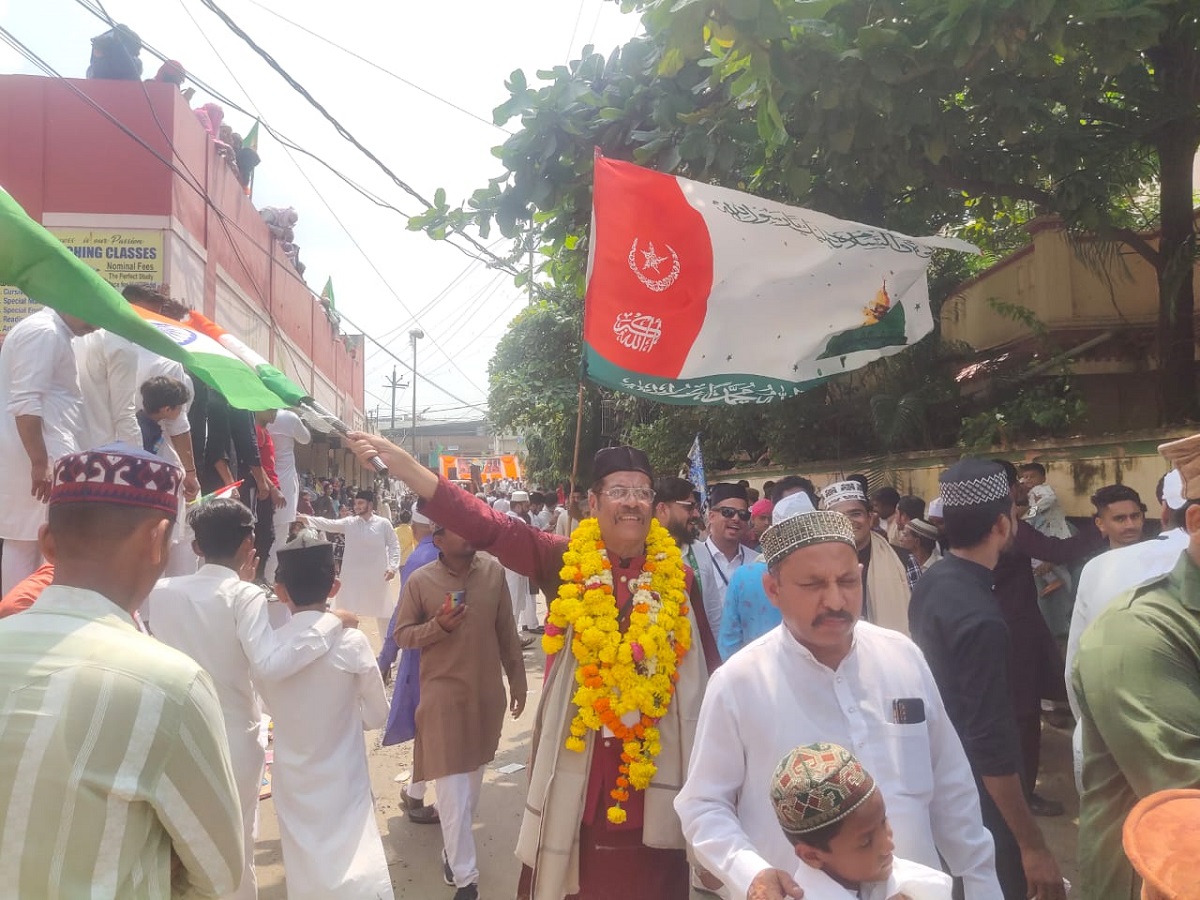 Indore News : ईद मिलादुन्नबी पर निकला जुलूस, तिरंगे के साथ दिखाई दिए देशभक्ति के नजारे