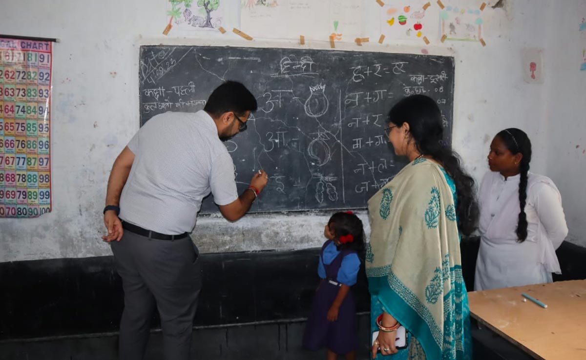 कोरिया: जब कलेक्टर बने 'मास्टर जी'... क्लास में बच्चों से पूछे हिंदी और मैथ्स के सवाल