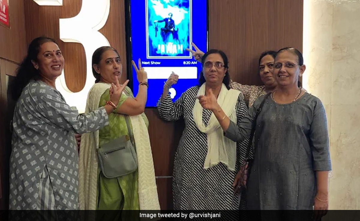 "Good To Go Again Girls," Asked Shah Rukh Khan To The Women Gang That Watched <i>Jawan</i>