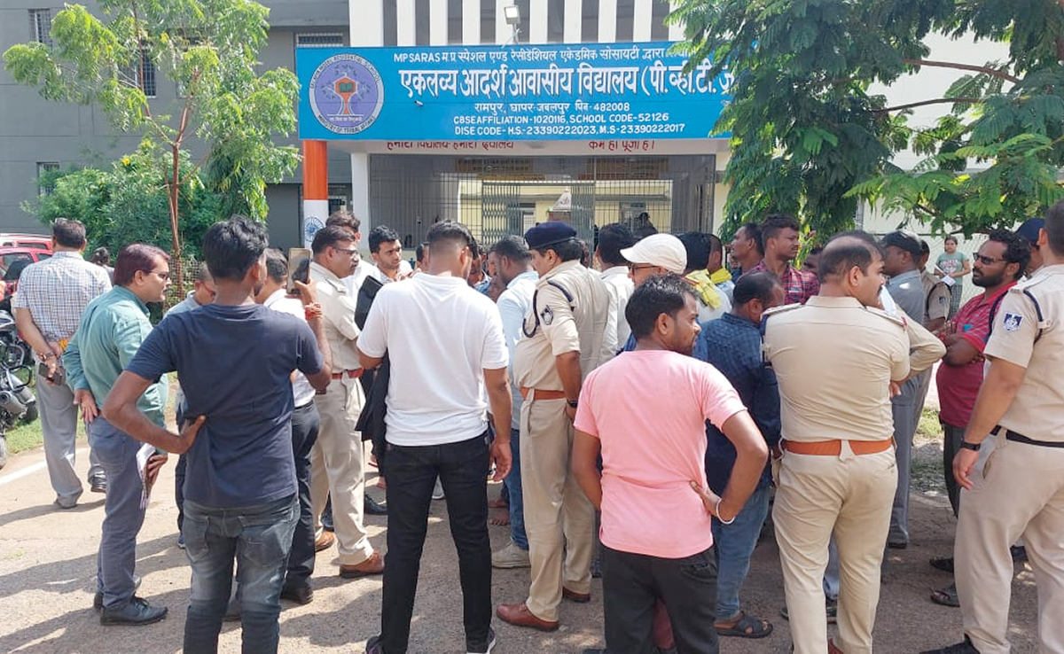 Jabalpur : दूषित भोजन खाने से 300 बच्चे बीमार, स्कूल की प्रिंसिपल समेत तीन निलंबित