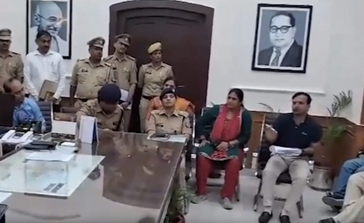 रोडरेज में आंख फोड़ने का मामला: क्रास FIR के लिए पुलिस कमिश्नर को धमकी देते BJP नेता, VIDEO वायरल रोडरेज में आंख फोड़ने का मामला: क्रास FIR के लिए पुलिस कमिश्नर को धमकी देते BJP नेता, VIDEO वायरल