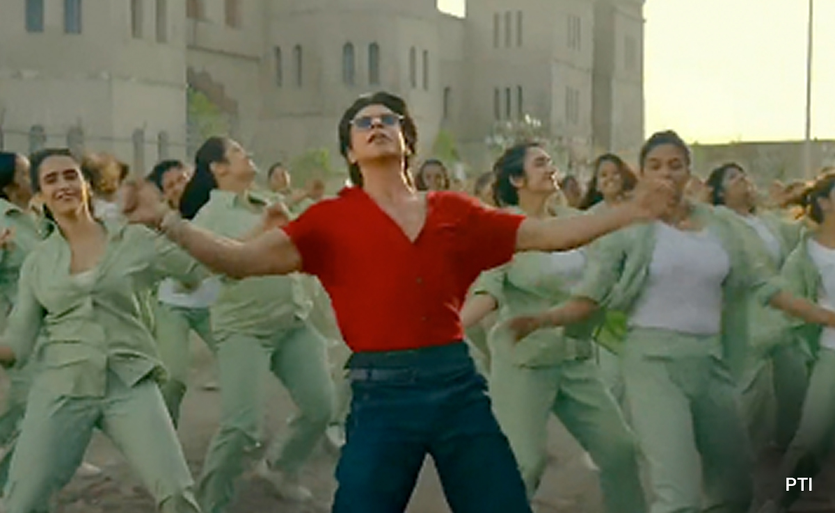 Shah Rukh Khan Reviews Fan's Version Of <i>Zinda Banda</i>: "People Were Watching You Instead Of Me"