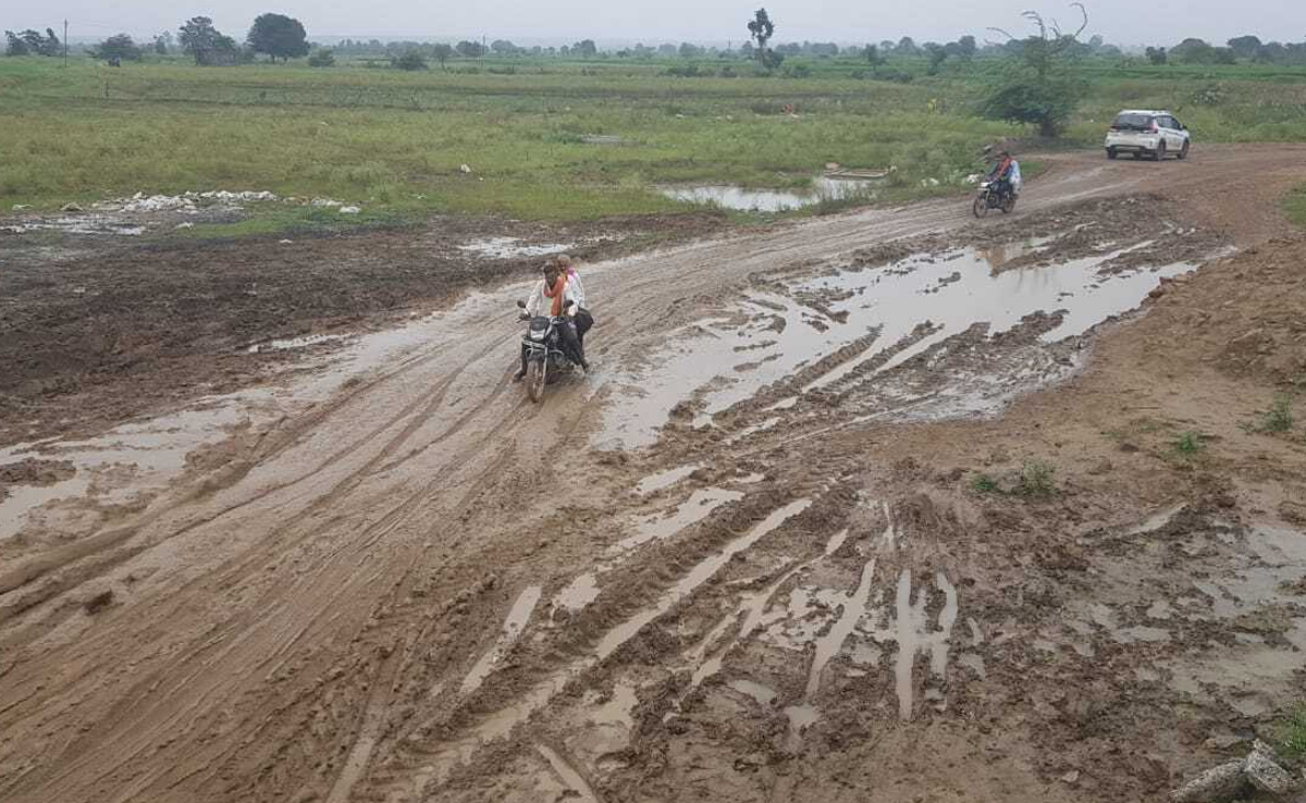 शिवपुरी : निर्माणाधीन पुल बना लोगों की मुसीबत ! आए दिन होती हैं दुर्घटनाएं