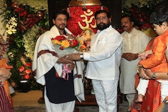 गणपति पूजा मे शामिल होने एकनाथ शिंदे के घर पहुंचे  शाहरुख खान गणपति पूजा मे शामिल होने एकनाथ शिंदे के घर पहुंचे  शाहरुख खान