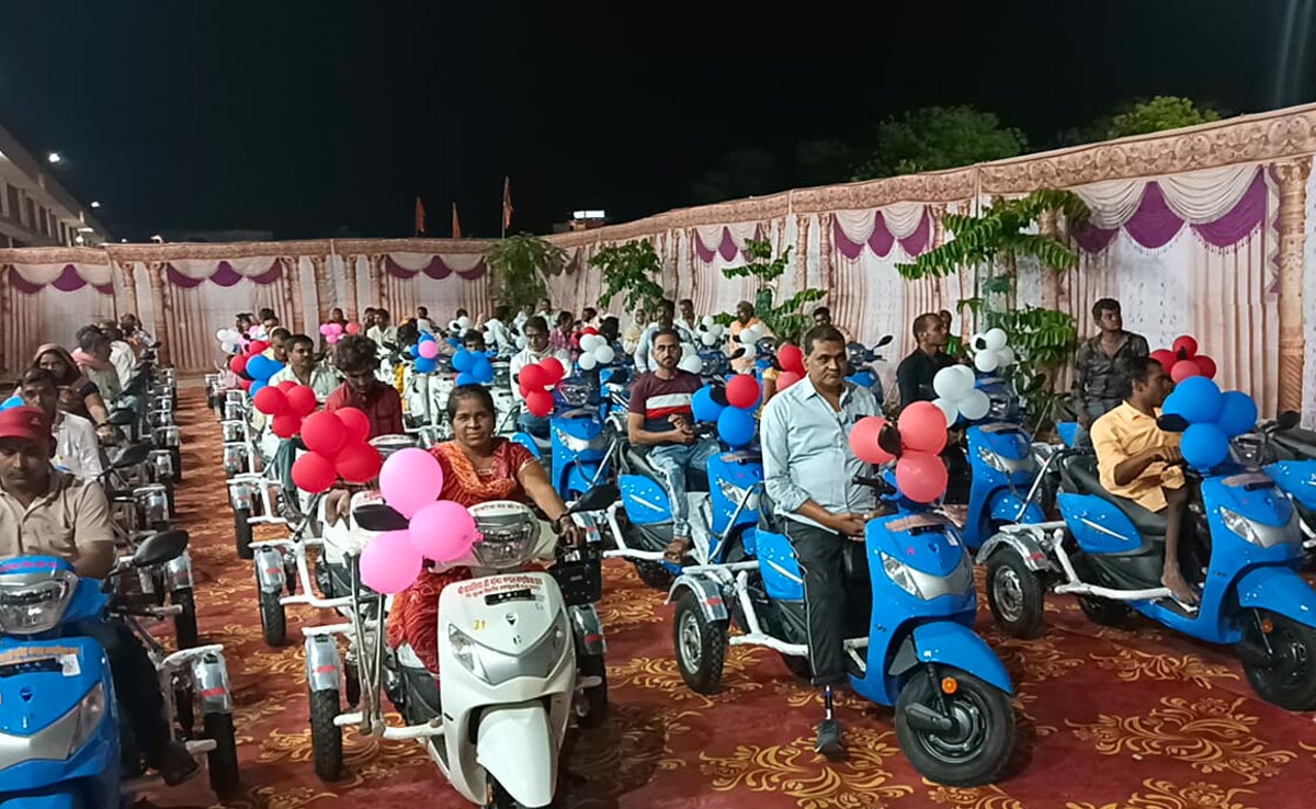 चित्तौड़गढ़ः रंगारंग कार्यक्रम और 51 दिव्यांगों को स्कूटी वितरण के साथ जलझूलनी एकादशी मेले का समापन