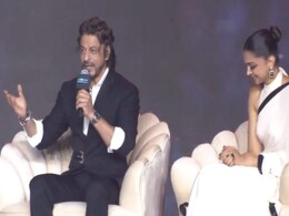 शाहरुख खान ने बताया बेशरम रंग की शूटिंग के दौरान दीपिका पादुकोण को ऑफर किया मां का रोल, मजेदार है किस्सा शाहरुख खान ने बताया बेशरम रंग की शूटिंग के दौरान दीपिका पादुकोण को ऑफर किया मां का रोल, मजेदार है किस्सा