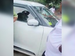 कार की विंडशील्ड के आरपार हुई निर्माणाधीन पुल से गिरी लोहे की रॉड, बाल-बाल बचा ड्राइवर, वायरल Video देख भड़के लोग कार की विंडशील्ड के आरपार हुई निर्माणाधीन पुल से गिरी लोहे की रॉड, बाल-बाल बचा ड्राइवर, वायरल Video देख भड़के लोग