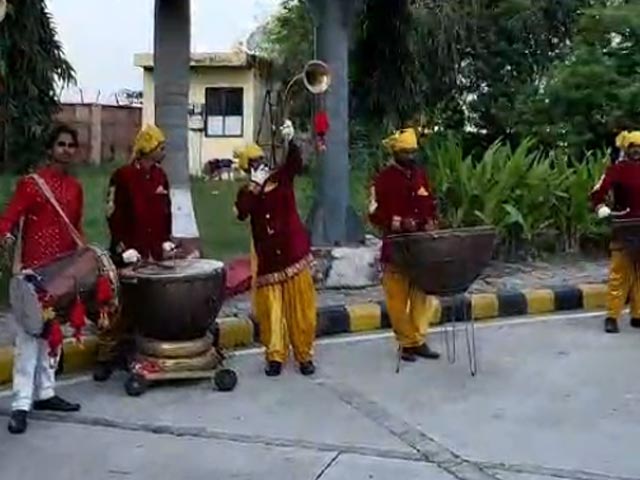 परिणीति चोपड़ा और राघव चड्ढा के लिए उदयपुर एयरपोर्ट पर बैंड बाजा