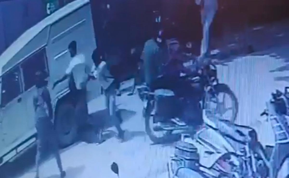 यूपी के मिर्ज़ापुर में लुटेरों ने कैश वैन से लूटे 39 लाख, सुरक्षा गार्ड सहित 4 को मारी गोली