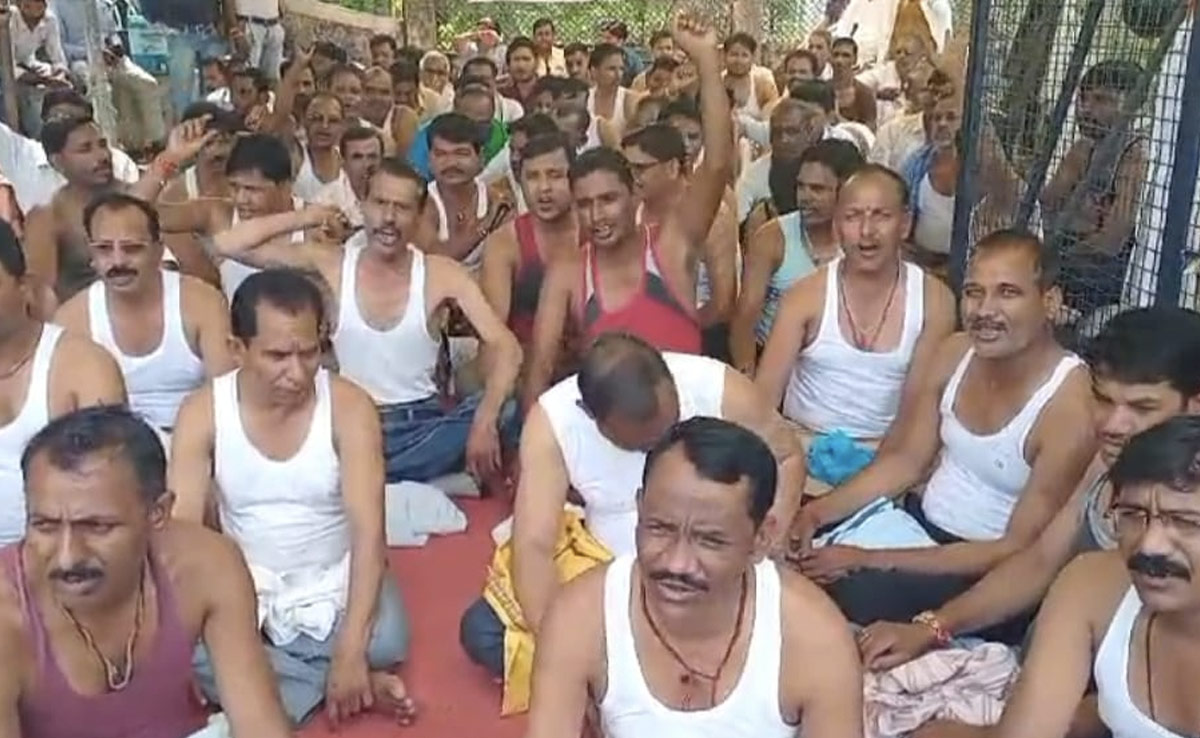 सिवनी : सहकारी समिति कर्मचारियों ने किया अर्द्ध नग्न होकर प्रदर्शन, 20 दिनों से जारी है धरना