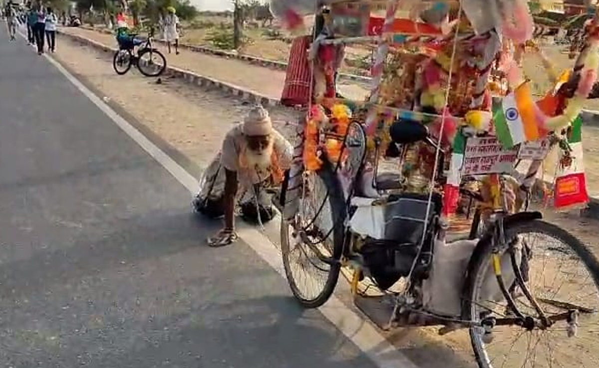 उम्र पर आस्था भारी: 73 साल की उम्र में घुटनों के बल पर तय की 231 KM की यात्रा, पहुंचे रामदेवरा