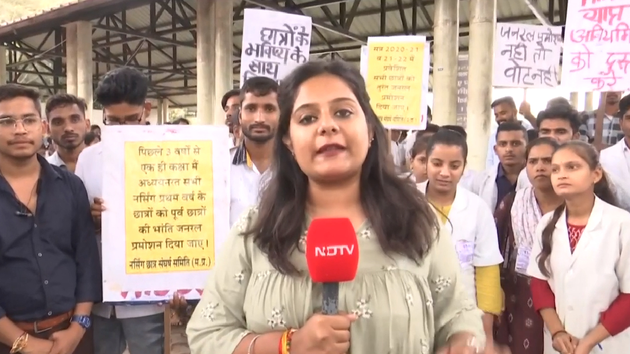 MP में 4 सालों से Exam नहीं होने के कारण Nursing Students धरने पर