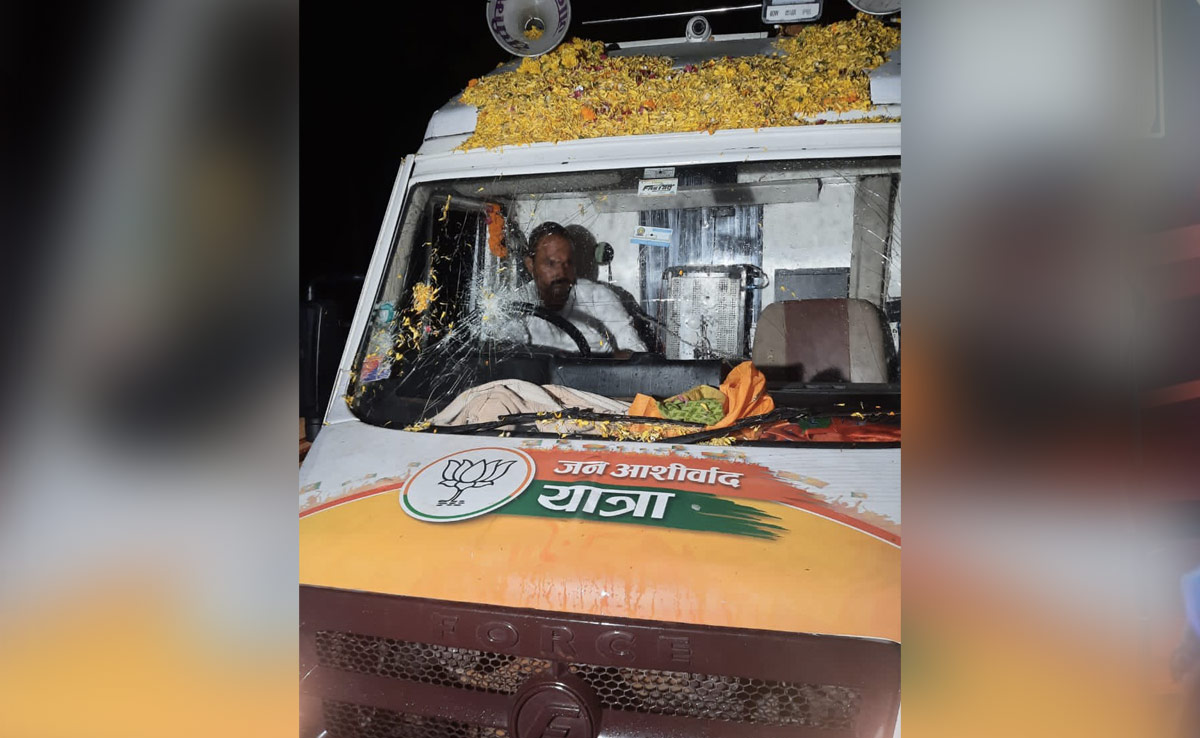नीमच में बीजेपी की जन आशीर्वाद यात्रा पर हुआ पथराव, सुरजेवाला बोले- इसे तुरंत रोक दें शिवराज