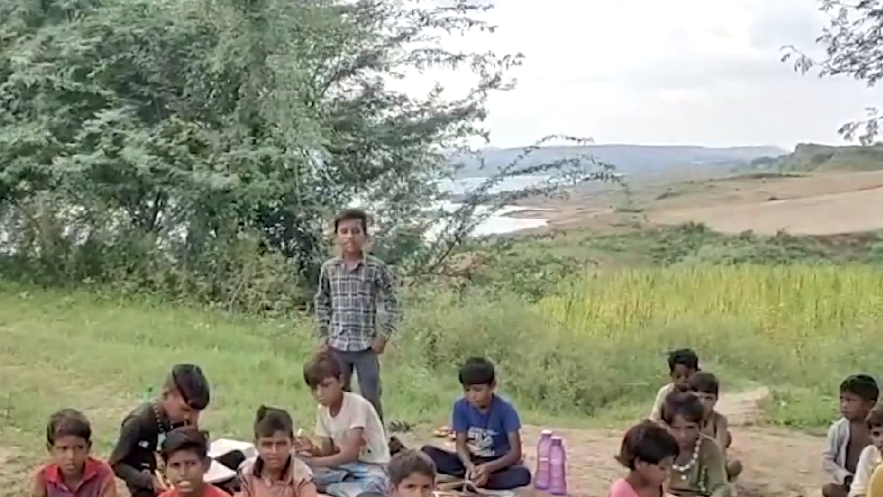 Morena में विकास की पोल खोलती एक School की तस्वीर!