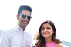 शादी के बाद हाथों में हाथ डाले नजर आए न्यूलीवेड कपल परिणीति-राघव शादी के बाद हाथों में हाथ डाले नजर आए न्यूलीवेड कपल परिणीति-राघव